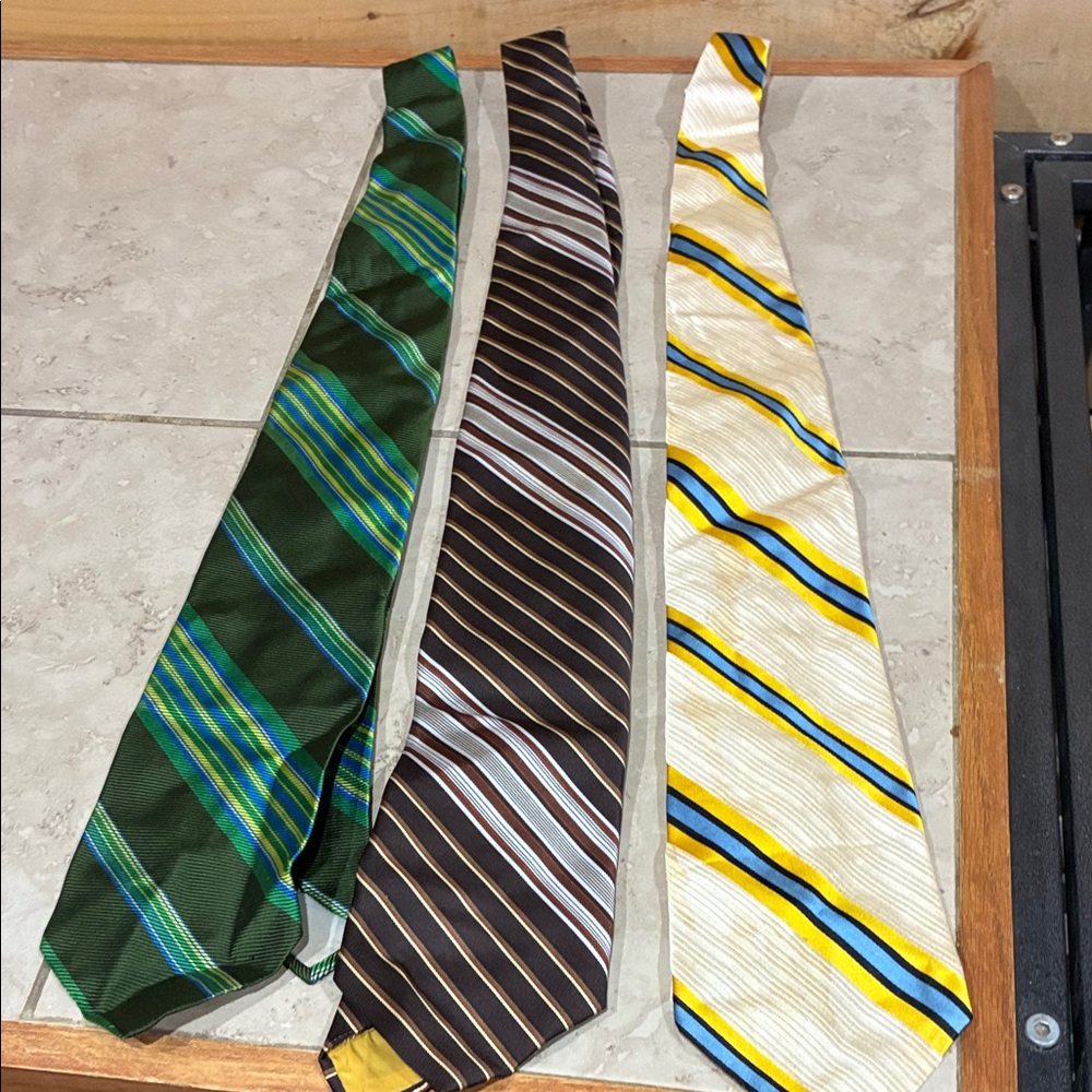 Classic Green Striped Men's Tie - Elegant Wardrobe Accent
